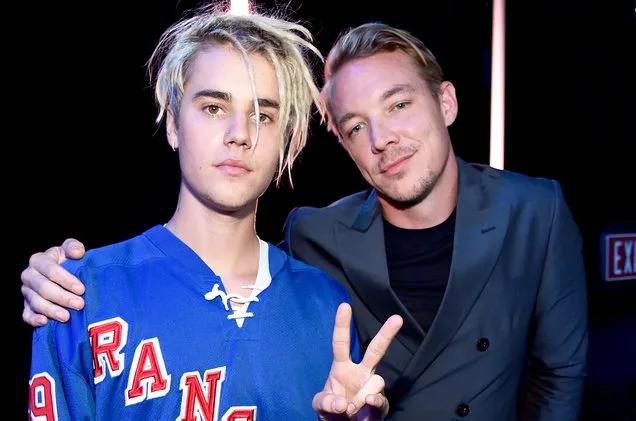 Ο Justin Bieber με dreadlocks δίπλα στον Diplo.