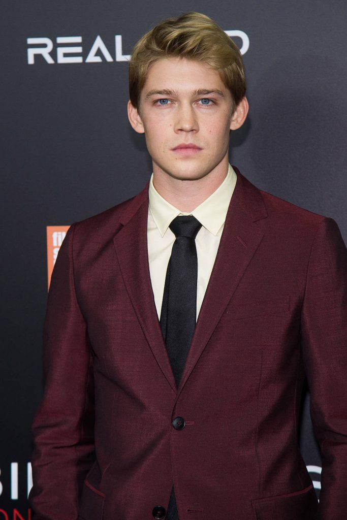 Ο ηθοποιός Joe Alwyn σε επίσημη εμφάνιση με μπορντό κοστούμι.