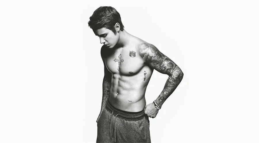 Ο Justin Bieber ημίγυμνος σε ασπρόμαυρη φωτογραφία.