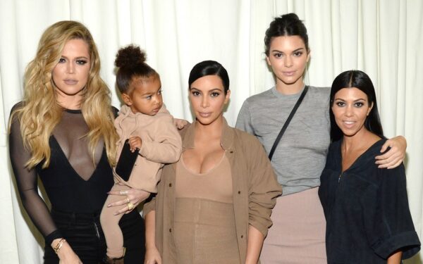 H Kim Kardashian θέλει οι αδερφές της να γίνουν παρένθετες μητέρες στο τρίτο της παιδί