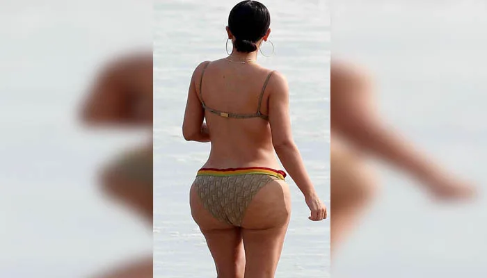Η Kim Kardashian με μαγιό στην παραλία.