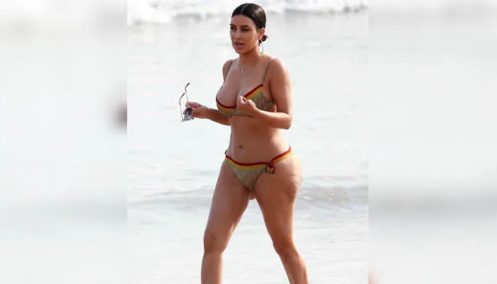 Η Kim Kardashian με μπικίνι στην παραλία.