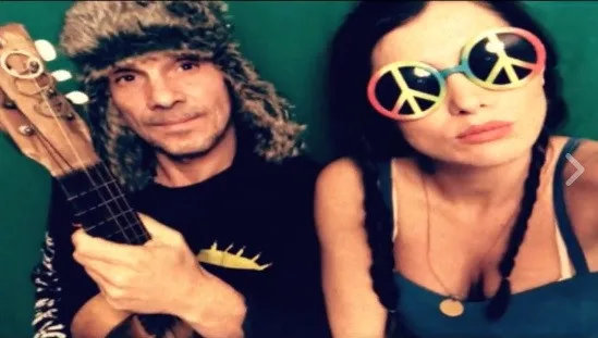 Ο Manu Chao και η Κλέλια Ρένεση σε κοινή τους φωτογραφία.