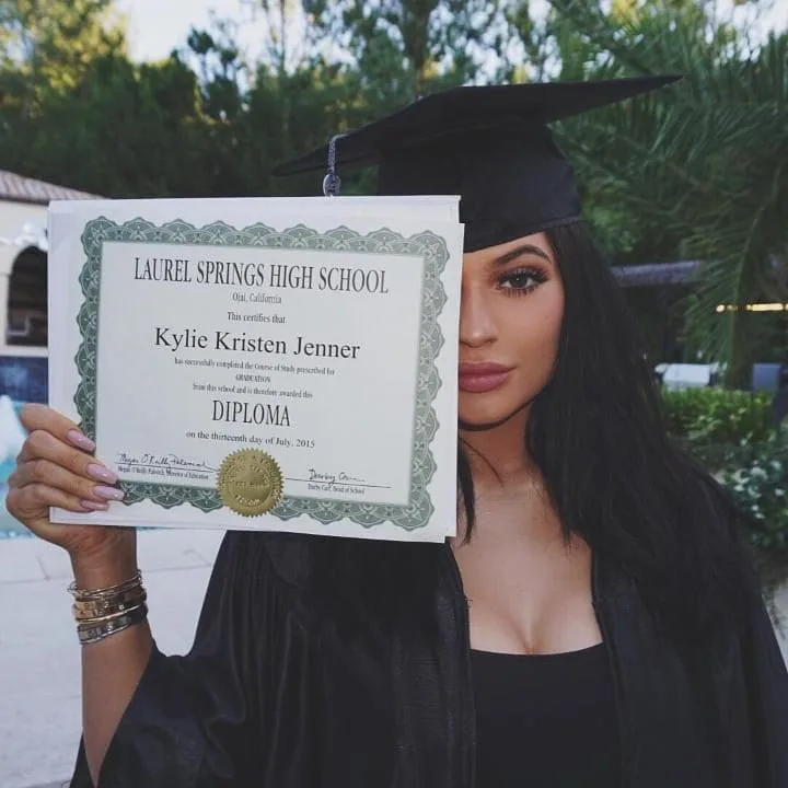 Η Kylie Jenner κρατάει το απολυτήριο λυκείου της Laurel Springs High School.