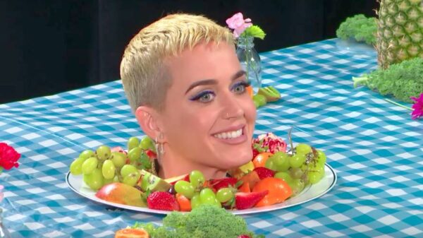 Η Katy Perry έβαλε το κεφάλι της σε ένα πιάτο για να κάνει φάρσα σε ανυποψίαστους επισκέπτες μουσείου