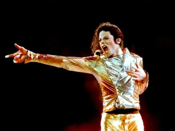 Ο Michael Jackson στη σκηνή με χρυσό και ασημί κοστούμι