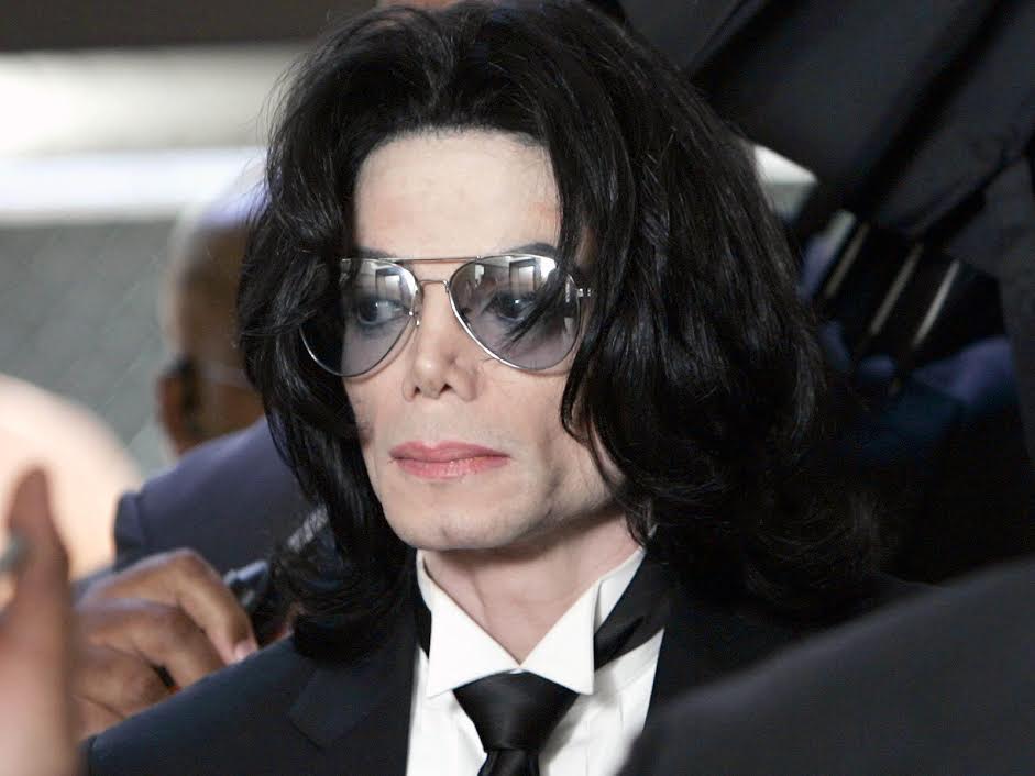 Ο Michael Jackson με μαύρο κοστούμι και γυαλιά ηλίου.