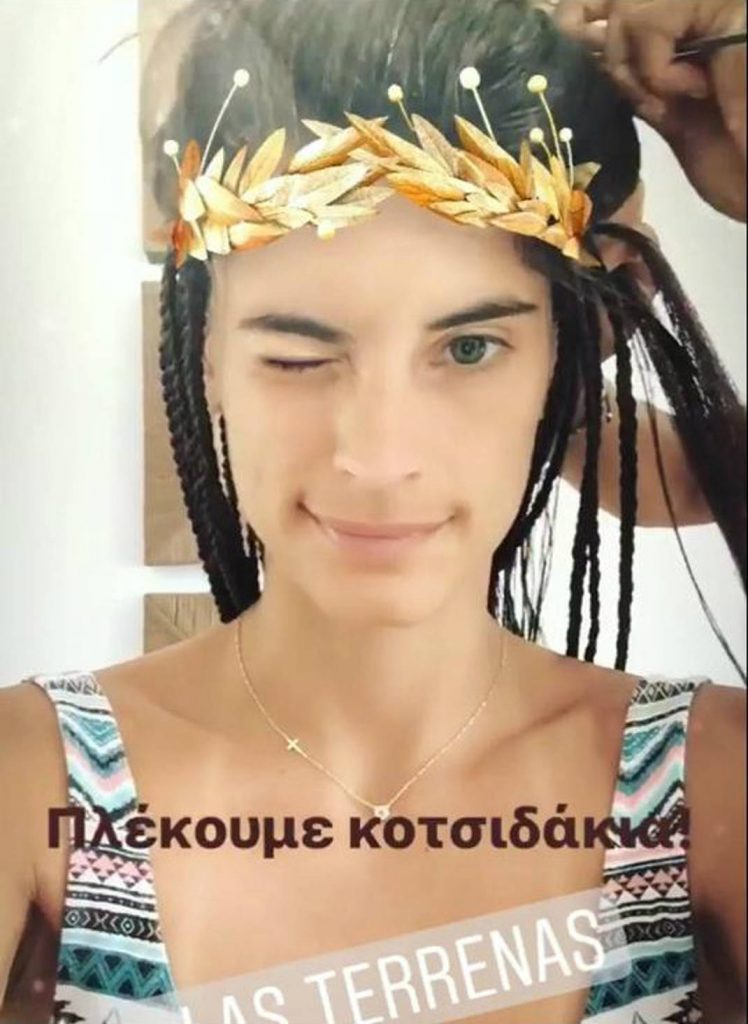 Η Χριστίνα Μπόμπα με πλεξουδάκια και χρυσό στεφάνι.