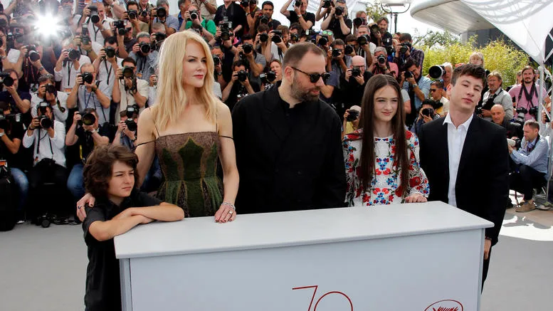 Η Nicole Kidman και ο Γιώργος Λάνθιμος σε εκδήλωση με πλήθος φωτογράφων.