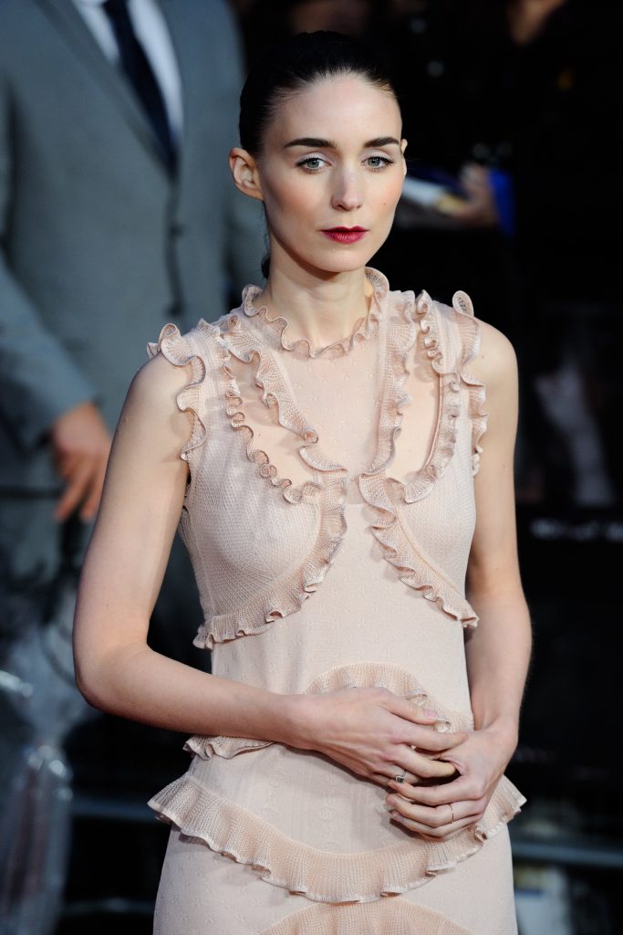 Η Rooney Mara με ροζ φόρεμα με βολάν, παρουσιάζεται στο κόκκινο χαλί, ως μία από τις celebrities με piercing στο στήθος.