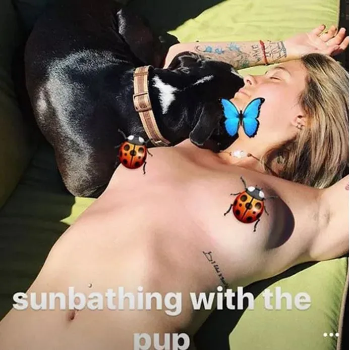 Η Paris Jackson ποζάρει τόπλες ξαπλωμένη σε εξωτερικό χώρο με τον σκύλο της.