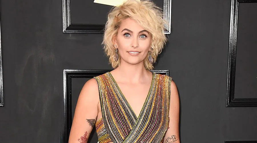 Η Paris Jackson σε επίσημη εμφάνιση με πολύχρωμο φόρεμα και ξανθά μαλλιά.