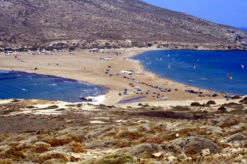 Πανοραμική άποψη από το Πρασονήσι στη Ρόδο με kitesurfers στη θάλασσα.