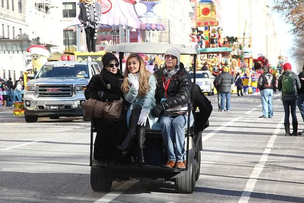 Η Ariana Grande με τη μητέρα της Joan στην 87η ετήσια παρέλαση Macy’s Thanksgiving Day στη Νέα Υόρκη.