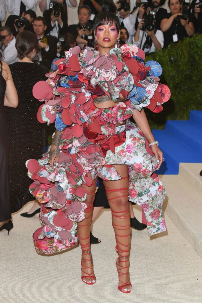 Η Rihanna με εντυπωσιακό φλοράλ φόρεμα Comme des Garçons στο Met Gala.