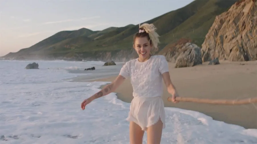 Η Miley Cyrus στην παραλία από το video clip του τραγουδιού Malibu.