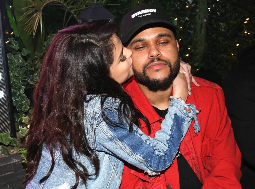 Η Selena Gomez φιλάει στο μάγουλο τον The Weeknd.