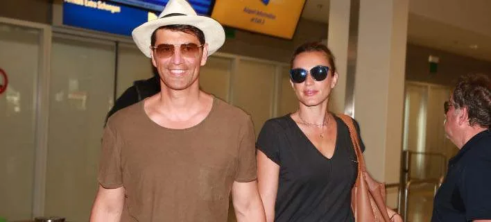 Ο Σάκης Ρουβάς και η Κάτια Ζυγούλη στο αεροδρόμιο.