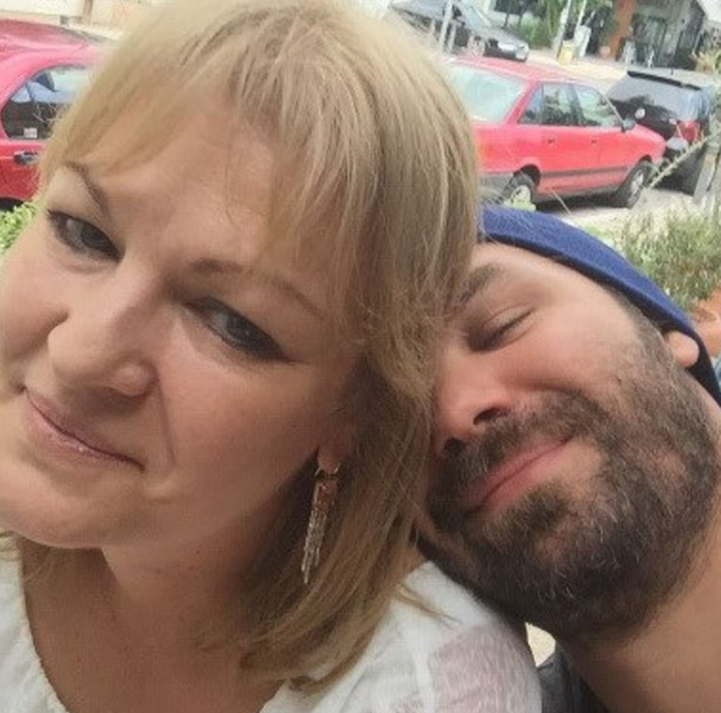 Έλληνας καλλιτέχνης σε selfie με τη μητέρα του