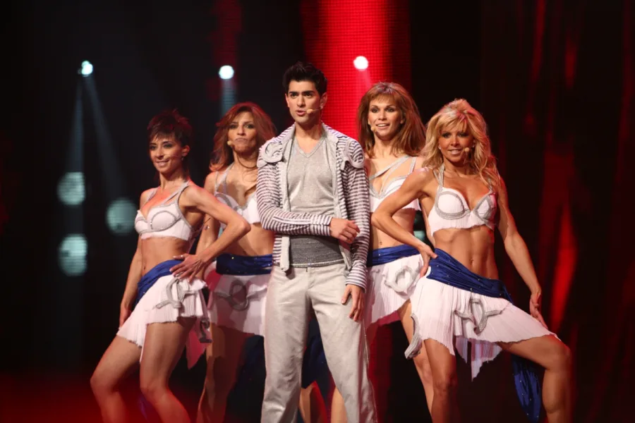 Ο Σαρμπέλ στη σκηνή της Eurovision 2007 με τέσσερις χορεύτριες.