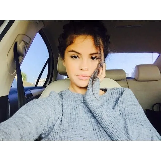Η Selena Gomez σε selfie μέσα σε αυτοκίνητο