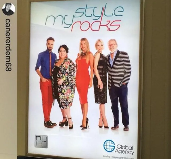 Προωθητική αφίσα για την εκπομπή My Style Rocks με πέντε παρουσιαστές και κριτές.