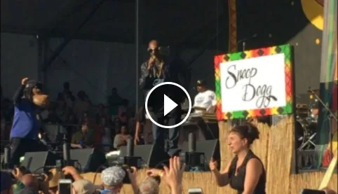 Ο Snoop Dogg σε συναυλία με διερμηνέα νοηματικής γλώσσας στη σκηνή.