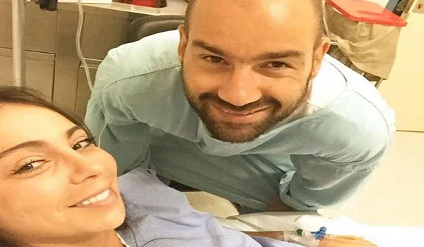 Ο Βασίλης Σπανούλης και η Ολυμπία Χοψονίδου σε δωμάτιο νοσοκομείου.