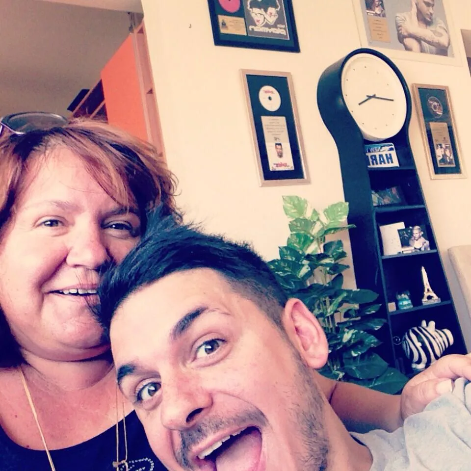 Έλληνας καλλιτέχνης βγάζει selfie με τη μητέρα του.