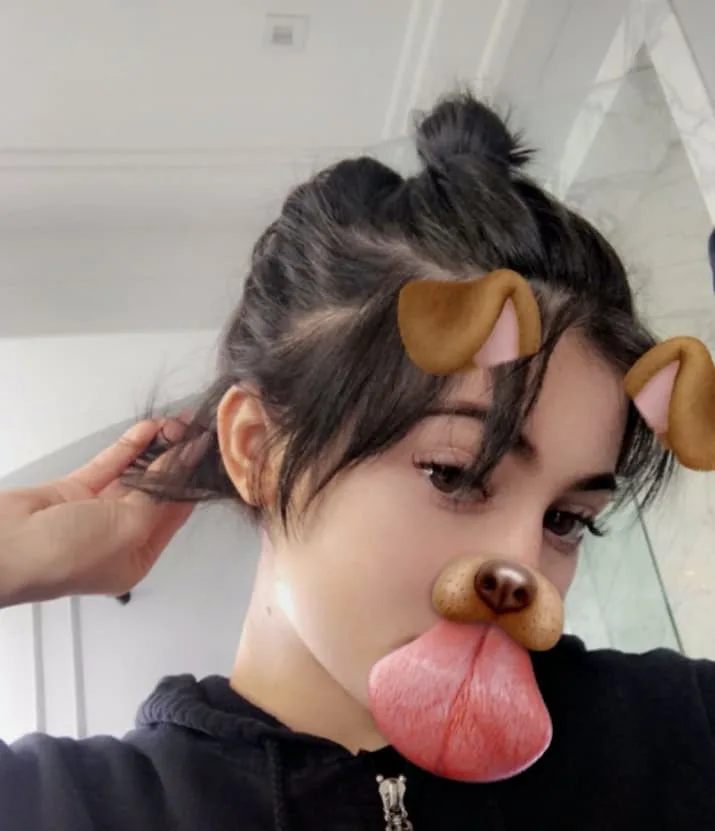 Η Kylie Jenner με φίλτρο σκύλου σε selfie, δείχνοντας τα φυσικά της μαλλιά.
