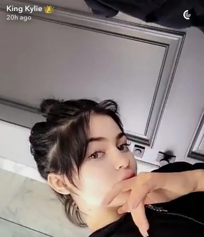Η Kylie Jenner σε selfie από το Snapchat με τα φυσικά της μαλλιά πιασμένα ψηλά.