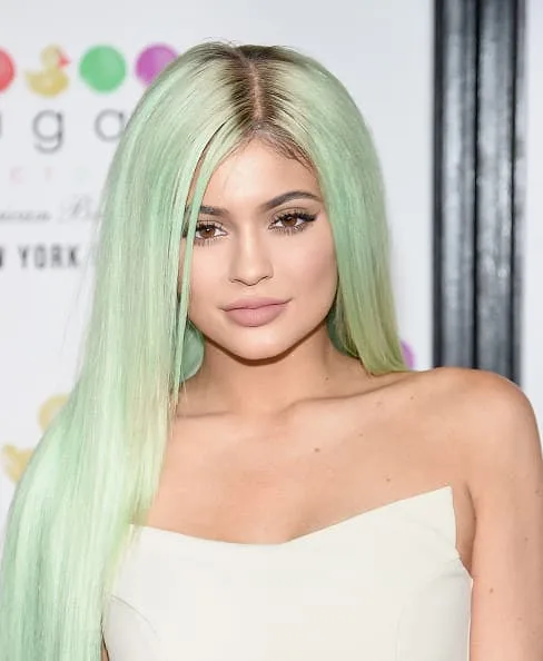 Η Kylie Jenner με μακριά πράσινα μαλλιά και λευκό στράπλες φόρεμα.