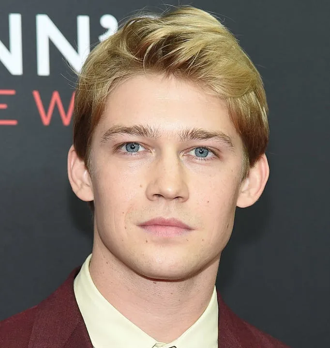 Ο ηθοποιός Joe Alwyn σε κοντινό πλάνο.