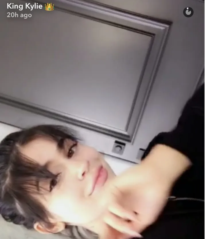 Η Kylie Jenner σε selfie από το Snapchat με αφέλειες και φυσικά μαλλιά.