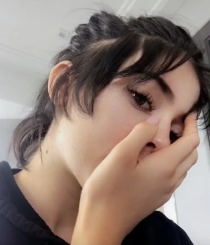 Η Kylie Jenner δείχνει τα φυσικά της μαλλιά σε κοντινό πλάνο.