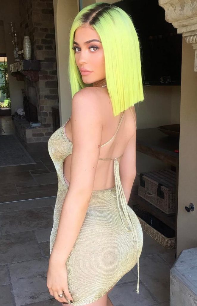 Η Kylie Jenner με έντονα κίτρινα-φωσφοριζέ μαλλιά και χρυσό φόρεμα.
