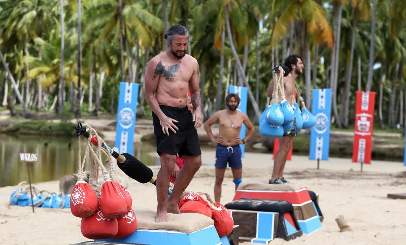 Παίκτες του τουρκικού Survivor σε αγώνισμα δύναμης και ισορροπίας στην άμμο.
