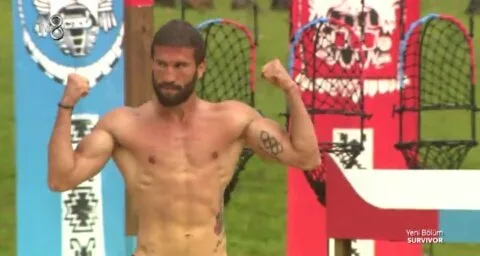 Ο «Ντάνος» του τουρκικού Survivor ποζάρει επιδεικνύοντας τους μύες του.