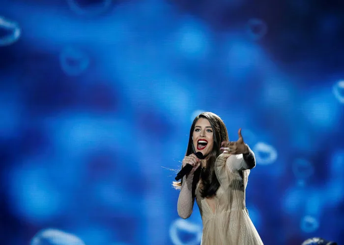 Η Demy τραγουδάει στη σκηνή της Eurovision.