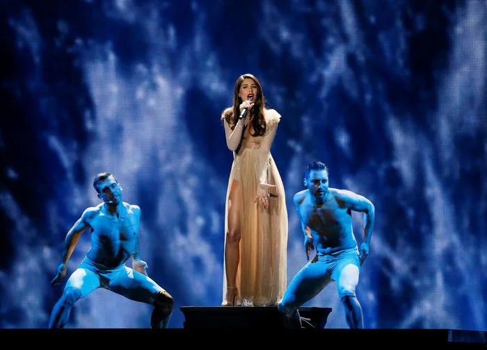 Η Demy στη σκηνή της Eurovision με δύο χορευτές.