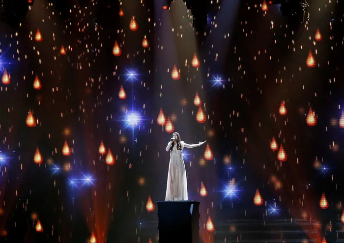 Η Demy στη σκηνή της Eurovision με λευκό φόρεμα.