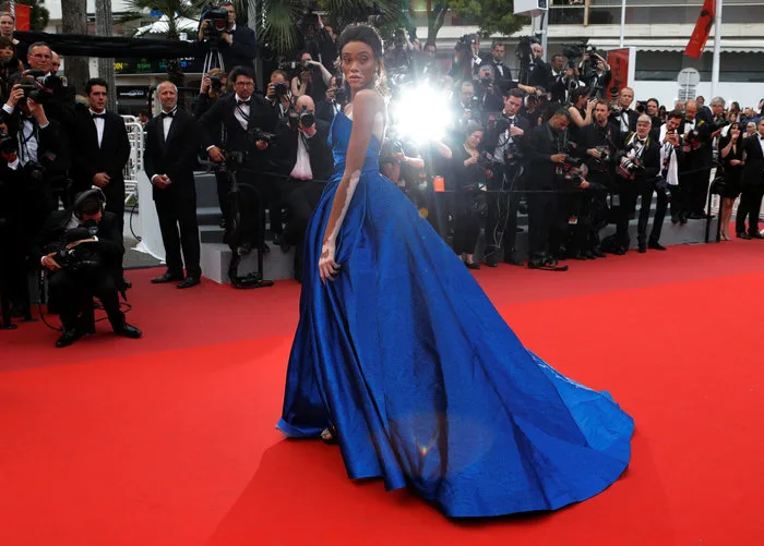 Η Winnie Harlow με μπλε τουαλέτα στο κόκκινο χαλί των Καννών