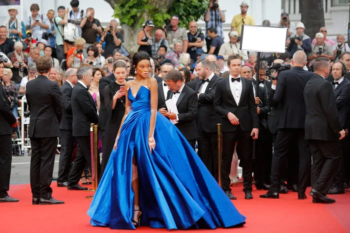 Η Winnie Harlow με μπλε τουαλέτα στο κόκκινο χαλί των Καννών.