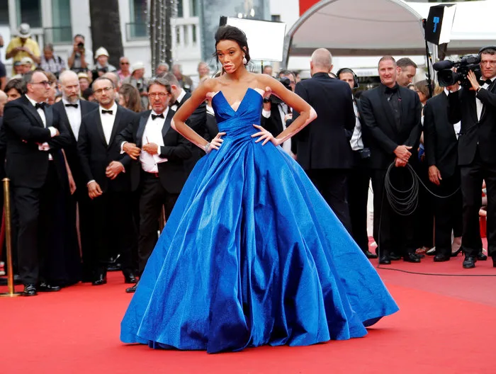 Η Winnie Harlow με μπλε τουαλέτα στο Φεστιβάλ Κινηματογράφου των Καννών.