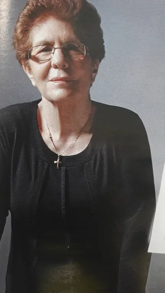Η Ευαγγελία Σπαλιάρα με γυαλιά και μαύρη μπλούζα.