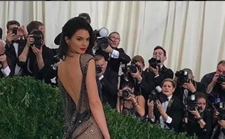 Η Kendall Jenner ποζάρει στο κόκκινο χαλί μπροστά από φωτογράφους.
