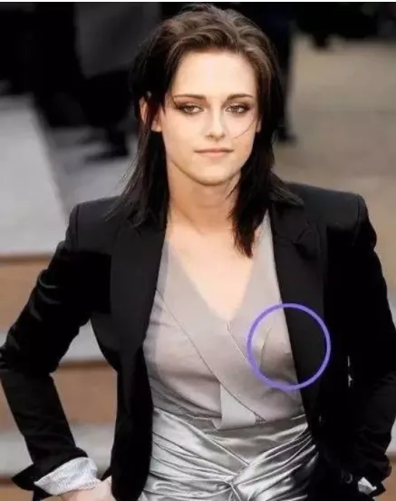 Η Kristen Stewart με piercing στο στήθος, μία από τις 14 celebrities που τόλμησαν αυτό το τολμηρό trend.