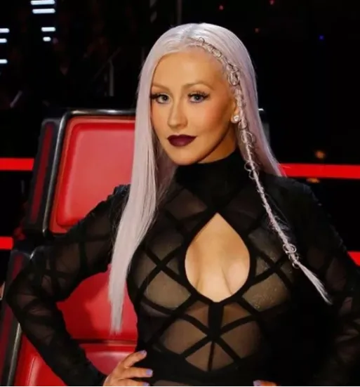 Η Christina Aguilera, μία από τις celebrities με piercing στο στήθος, ποζάρει με εντυπωσιακό outfit.