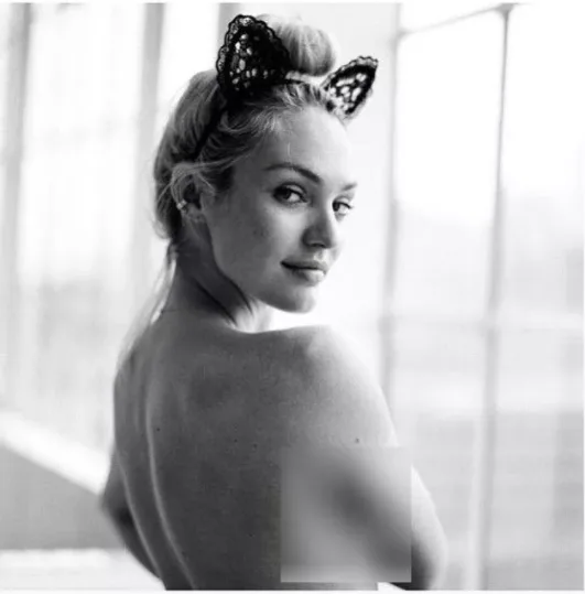 Η Candice Swanepoel, μια από τις 14 celebrities με piercing στο στήθος, ποζάρει με αξεσουάρ στα μαλλιά.