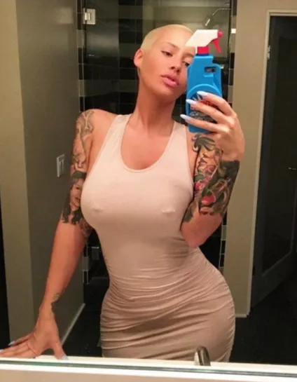 Η Amber Rose ποζάρει με το piercing στο στήθος της, αναδεικνύοντας το στυλ της.